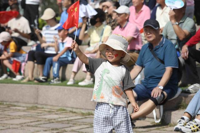 青岛：“欢乐四季”文化惠民专场演出祝福新中国成立76周年