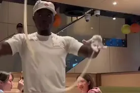 黑人小哥海底捞甩面，甩着甩着彻底进入状态，网友：科目三练得不错图片