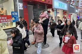 自贡：春节萌娃欢乐游 共享天伦乐融融图片