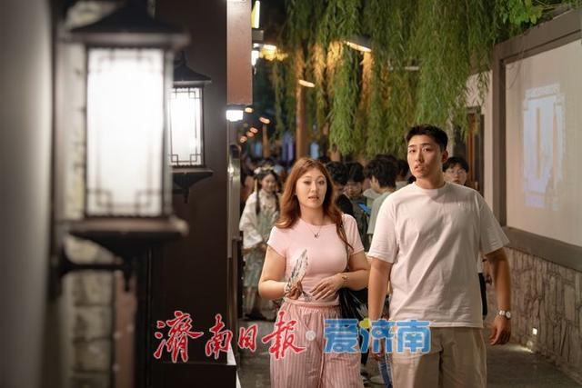 一年四季 泉在济南丨华灯初上夜未央 济南西更道街点亮老街新韵味