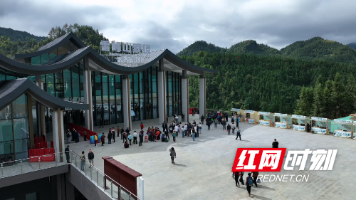 全球最长高山索道试运营  雪峰山 "云端天路" 引客来