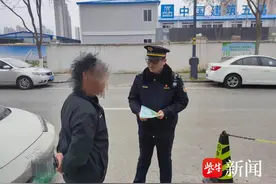 南京建邺城管上门讲解“家装第一课”，指导物业、居民装修垃圾规范清运图片