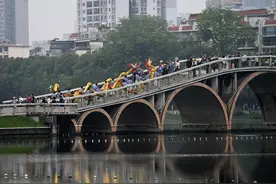 广西南宁：舞龙巡游欢庆“三月三”图片