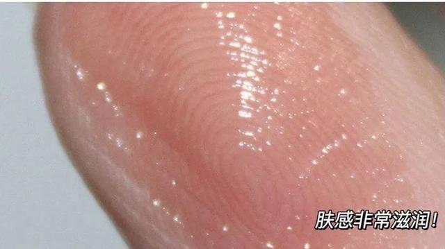 干唇人涂ta算是熬出头！轻薄滋润，一抹get嘟嘟唇，两支才几十块！
