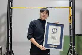 1分钟做44次引体向上！22岁江西姑娘刷新吉尼斯世界纪录图片