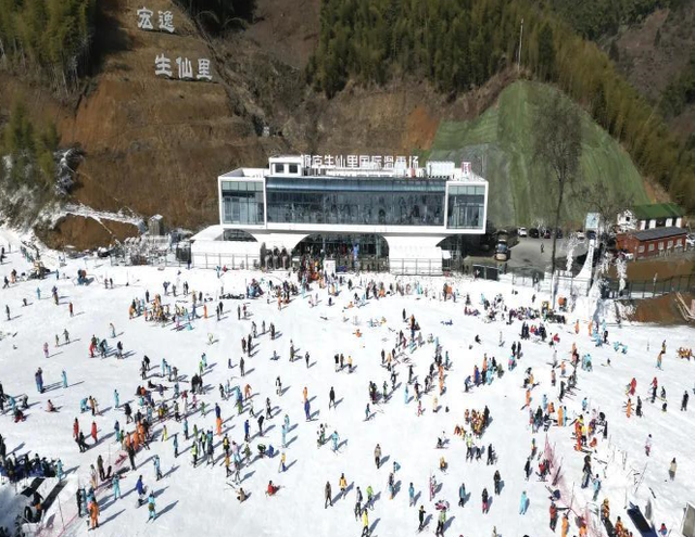 浙江多家滑雪场造雪工程开启，冰雪经济成消费新引擎！