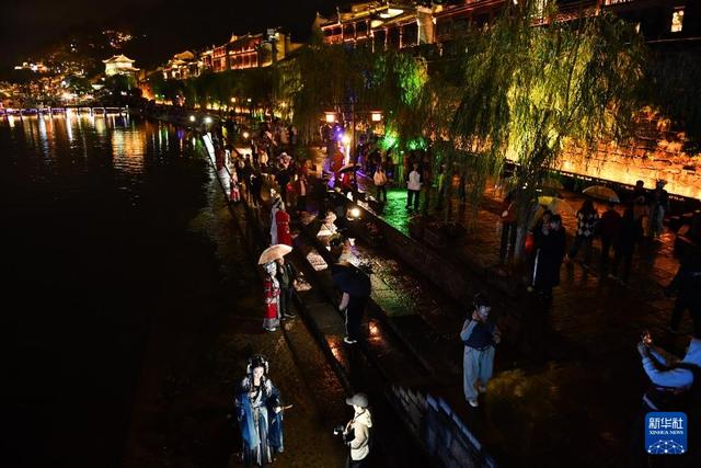 湖南凤凰：特色旅拍丰富旅游体验