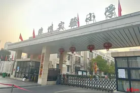 一所县城小学领导被曝套取学生伙食费 记者调查：涉案金额或达数百万元，还收供奶企业回扣图片