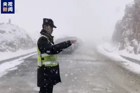 持续性暴雪致路面结冰 甘南州交警昼夜奋战疏散滞留旅客图片