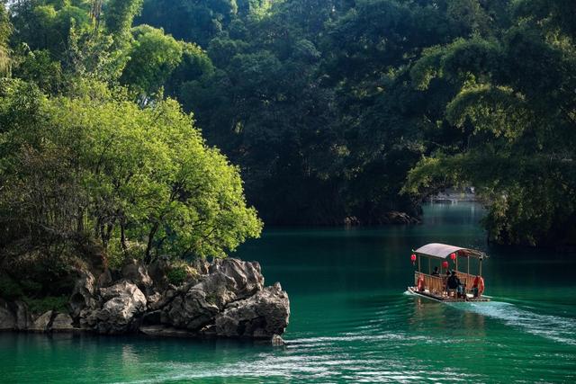 罗甸:冬日暖阳沐景区 游客畅游享闲情