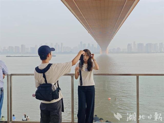 我的长江我的家丨杨泗港江滩：江风篮球真惬意