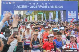 2025九江马拉松开跑 2万名中外跑者竞速庐山脚下图片