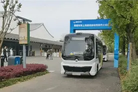 上海这里推出无人驾驶观光巴士，游客可乘坐逛公园图片