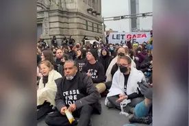 美国数千名抗议者身穿黑衣，封堵曼哈顿大桥，呼吁永久停火视频封面