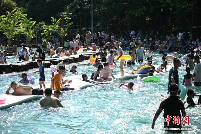 成都市民戏水躲高温天气