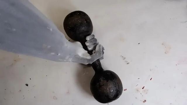 活像新鲜的尸体在抽搐，这个机器人是来帮你做家务的