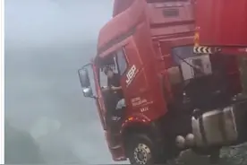 对话“卡车悬桥上”获救司机：感觉路面下沉，赶紧踩刹车！获救5小时后才平静下来图片