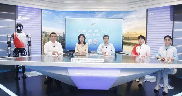 当“机器人”举起火炬，深圳把科技感拉满了！