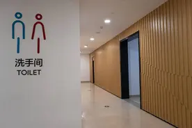 粉红尿！女生跨年憋尿4小时！医生：憋尿这件“小事”，导致的危害却很大！图片
