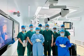 首次挑战达芬奇单孔SP右半结肠癌+肝转移瘤切除术，成功！图片