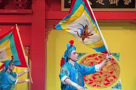 30秒｜NBA球星朱利叶斯·兰德尔与特伦斯·曼恩成都行：体验川剧文化，共赏蓉城魅力图片