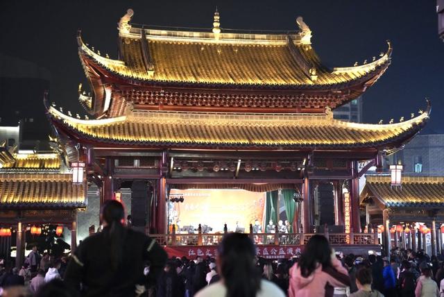 南昌展现促消费新担当：打造老街区烟火气新消费场景，引来人气红了城市