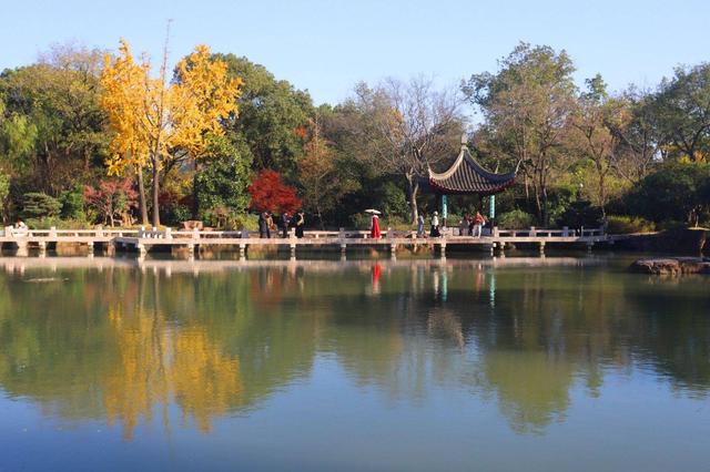 江苏苏州：虎丘景区色彩斑斓