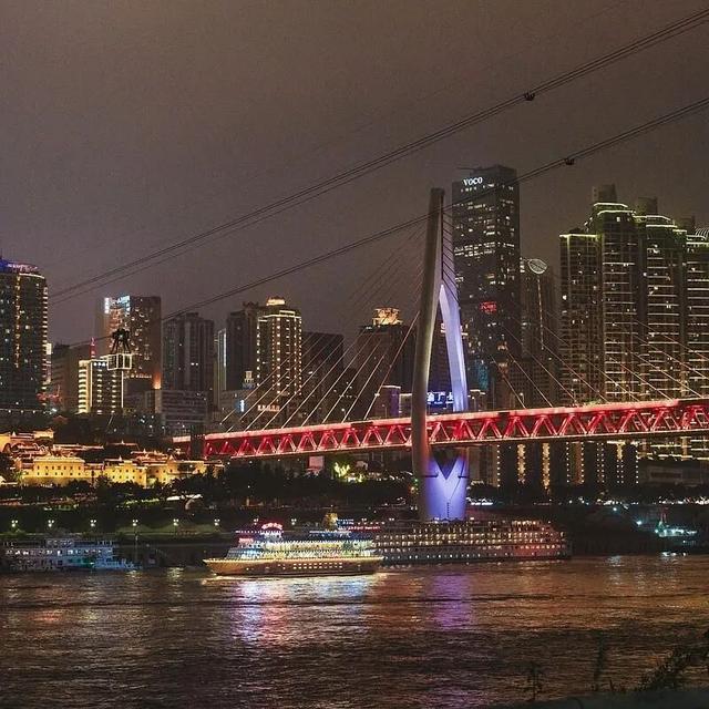 “走，带你去看沿途的风景”——南滨路“踩”城市心跳，用一万步捞同频搭子