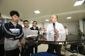 百余名中学生探秘“国之重器”！强磁场科普活动在华科大举行图片