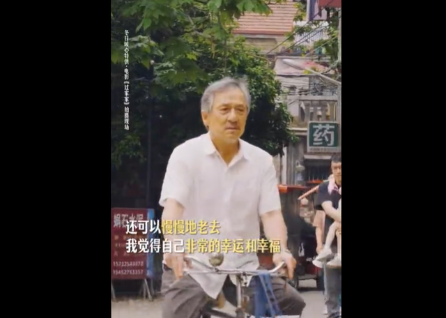 71岁成龙白发引热议，本人回应：做过那么多危险动作，还能慢慢变老是幸运