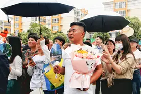 家长手拿向日葵 祝高考考生一举夺魁图片