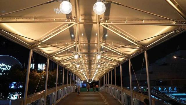西单廊桥国庆璀璨绽放：空中光桥点亮西城夜空