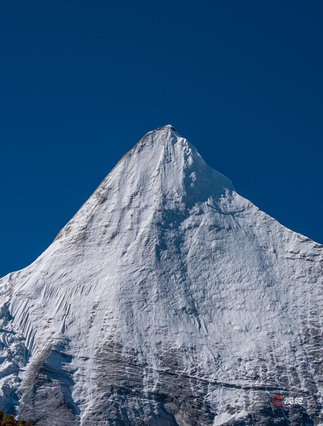 C视觉·C位追山⑨丨每一张都是手机屏保 隔屏仰望亚丁三大雪山