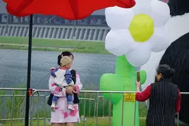 四川天府新区秦皇湖畔来了一只“大熊猫”图片