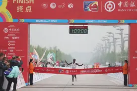 1小时09分07秒，北京半程马拉松诞生赛会女子组新纪录图片