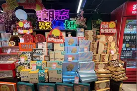 月饼包装厚重，价格不菲？记者实探：确有“隆重”包装，但也有简装图片