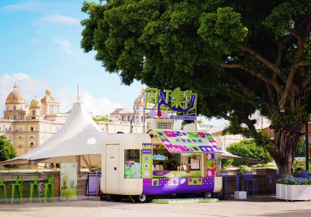 “神秘人物”亮相青年广场！一起开启江畔浪漫之旅！