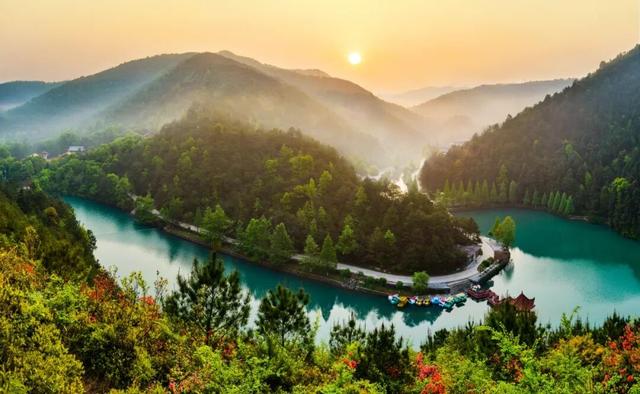 媒体聚焦 | 《中国旅游报》：白日游山水 夜晚吼赛场 “赣超”燃起来