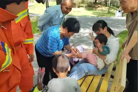 1岁女童脚卡公园长椅缝隙，顺义消防紧急救援图片