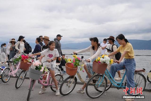 云南大理：暑期旅游持续火爆