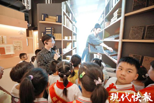 邂逅AI毕昇，对话“江苏工匠”！现代+小记者开启“探索一本书的诞生”研学之旅