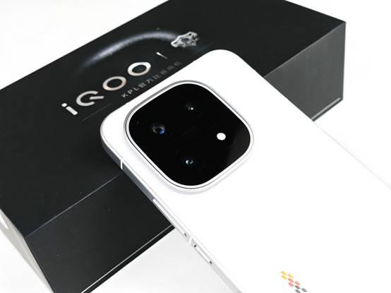 iQOO 15图赏：经典与创新的完美融合