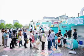 奶茶杯回收制作纪念章，世界地球日市民DIY助力环保图片