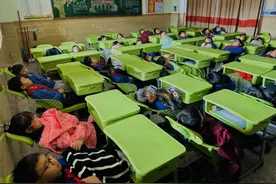 午休也能躺着睡了！福州在全省率先推广午休课桌椅图片