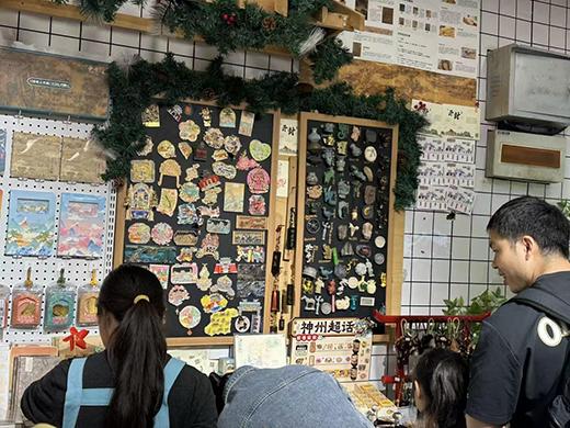 一代人有一代人的“宝贝”，这届年轻人把冰箱门变成“旅行回忆录”｜华夏双节观察