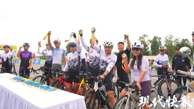 国庆假期首日，300名骑友穿行盐城蟒蛇河
