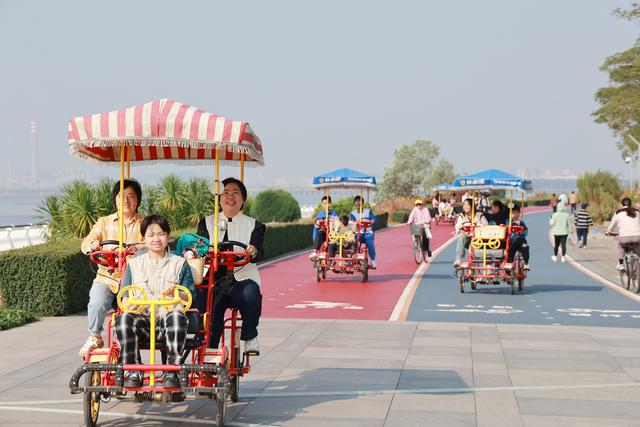 “骑聚”海边共庆节日，为滨海湾志愿者们点赞！