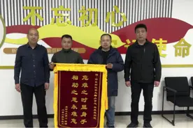 勇救落水女童，郑州市民登门送锦旗！网友：真英雄！图片