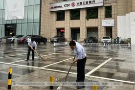 “她离我只有几步之遥，只想赶紧把她救回来！”图片