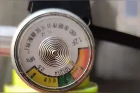 社情民声丨超期服役 维修造假 厂家失联 武汉部分老旧小区灭火器急须体检图片